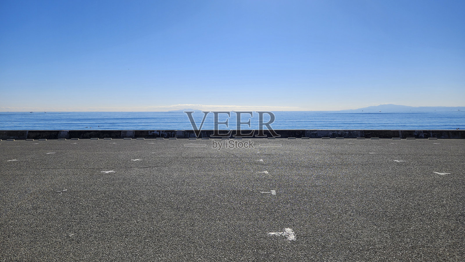 一条空旷的道路，可欣赏海景照片摄影图片