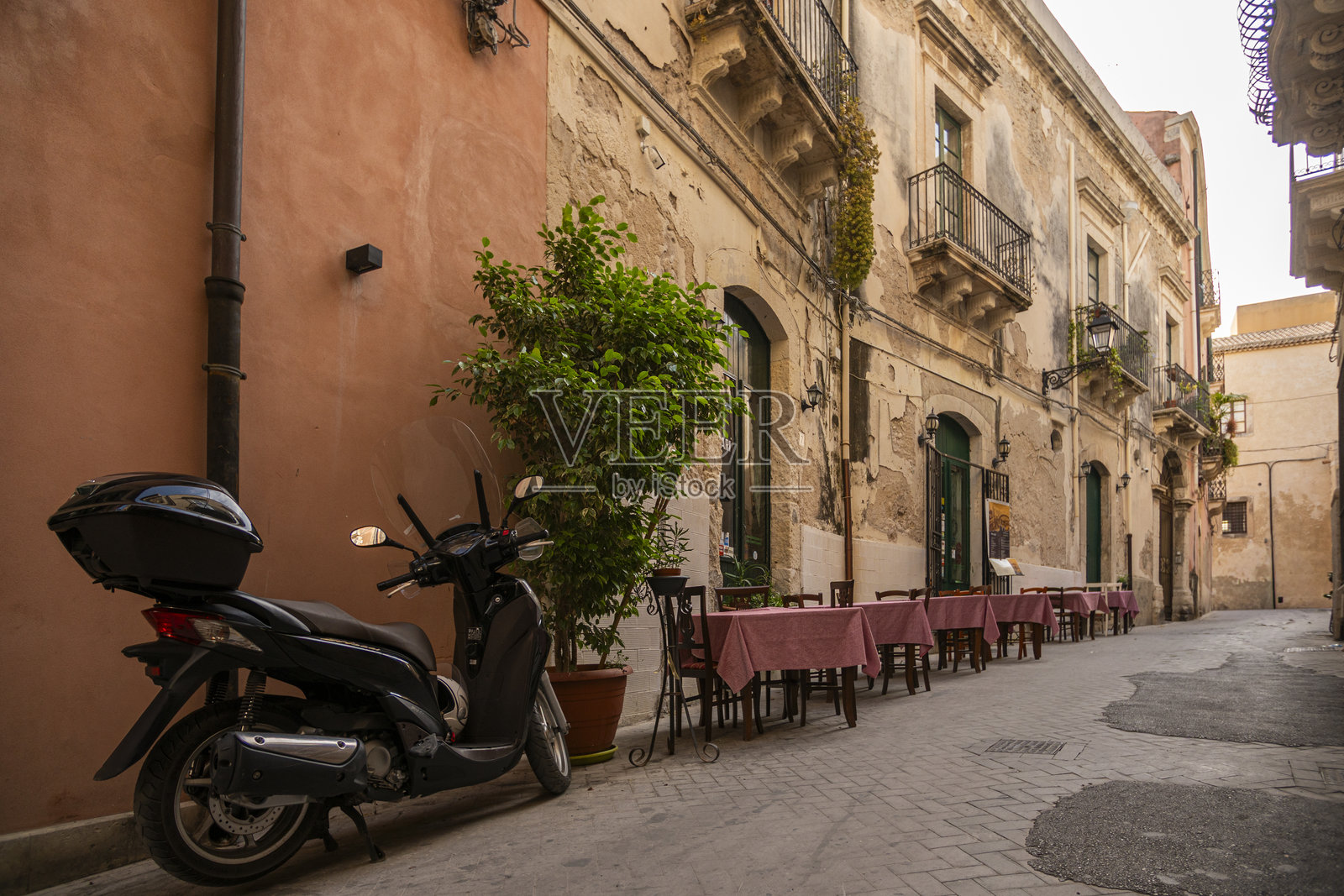 西西里锡拉库萨的历史街道照片摄影图片