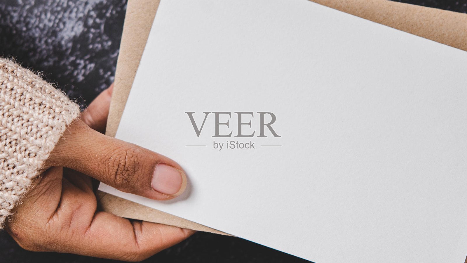 特写：双手拿着一张空白纸照片摄影图片