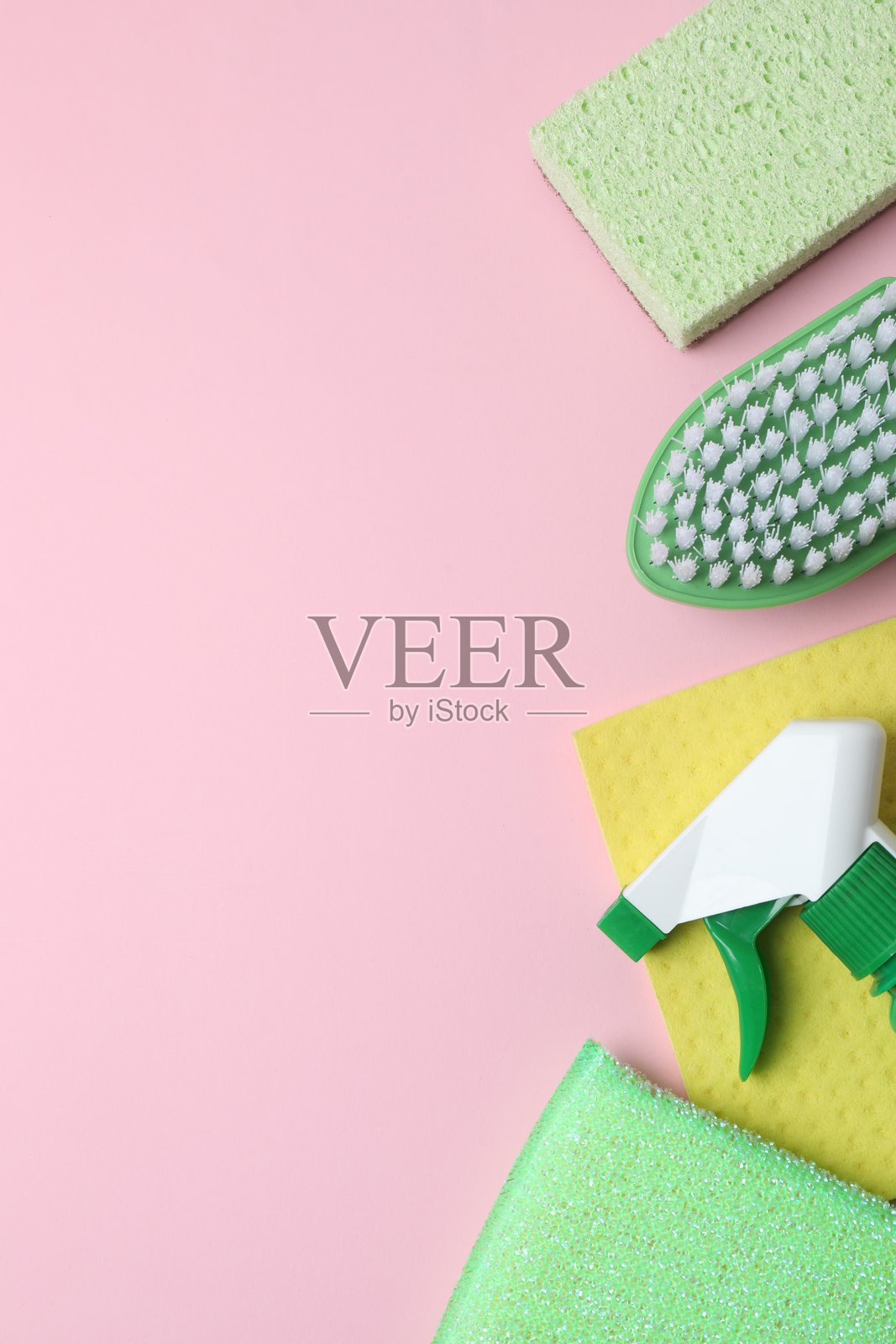 纸张背景上各种清洁产品的平面布置。清洁概念照片摄影图片