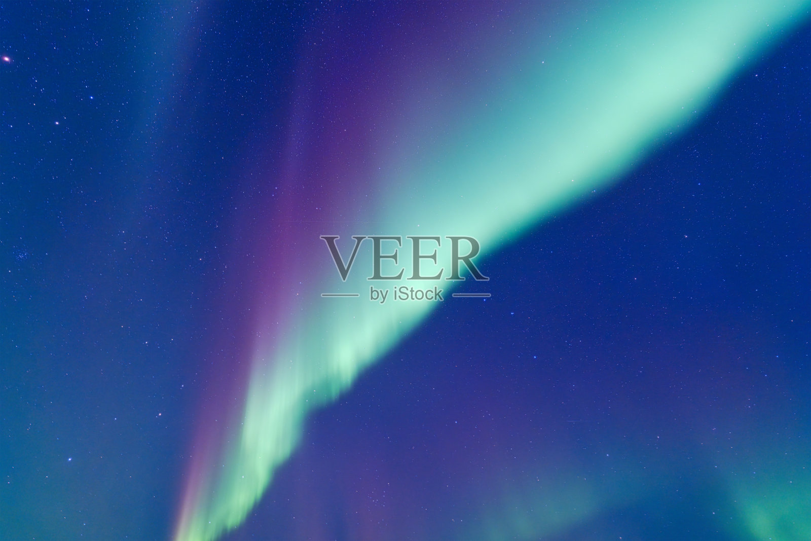 斯堪的纳维亚的北极光。背景为北极光。星空。天空中的光芒。北国的冬季景观。风景如画的景色。用作背景、壁纸、明信片的照片。照片摄影图片