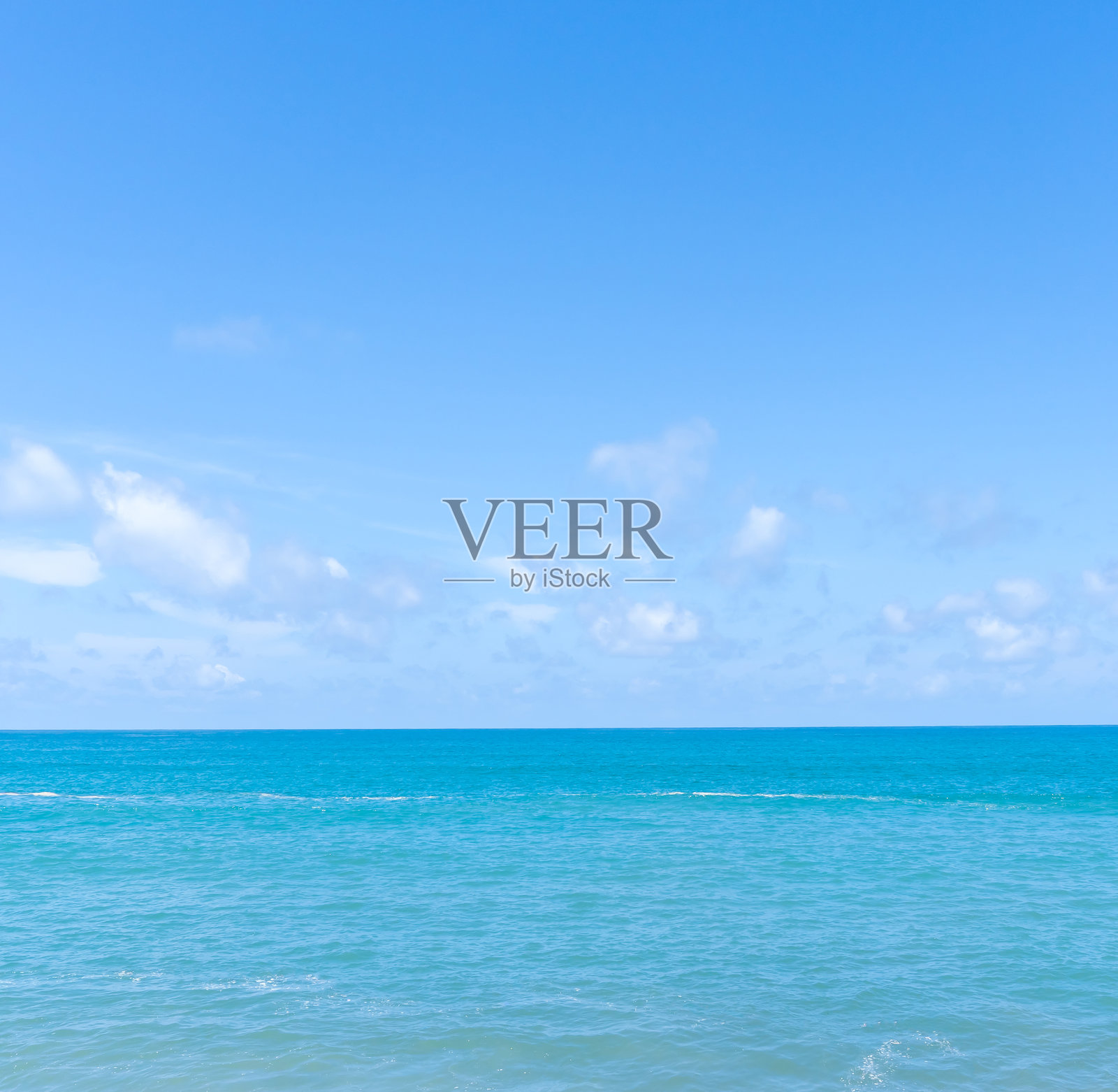 泰国南部普吉岛海域拍摄的深蓝色大海，配有蓝天和稀薄蓬松的云彩，用作蓝色的自然背景纹理照片摄影图片