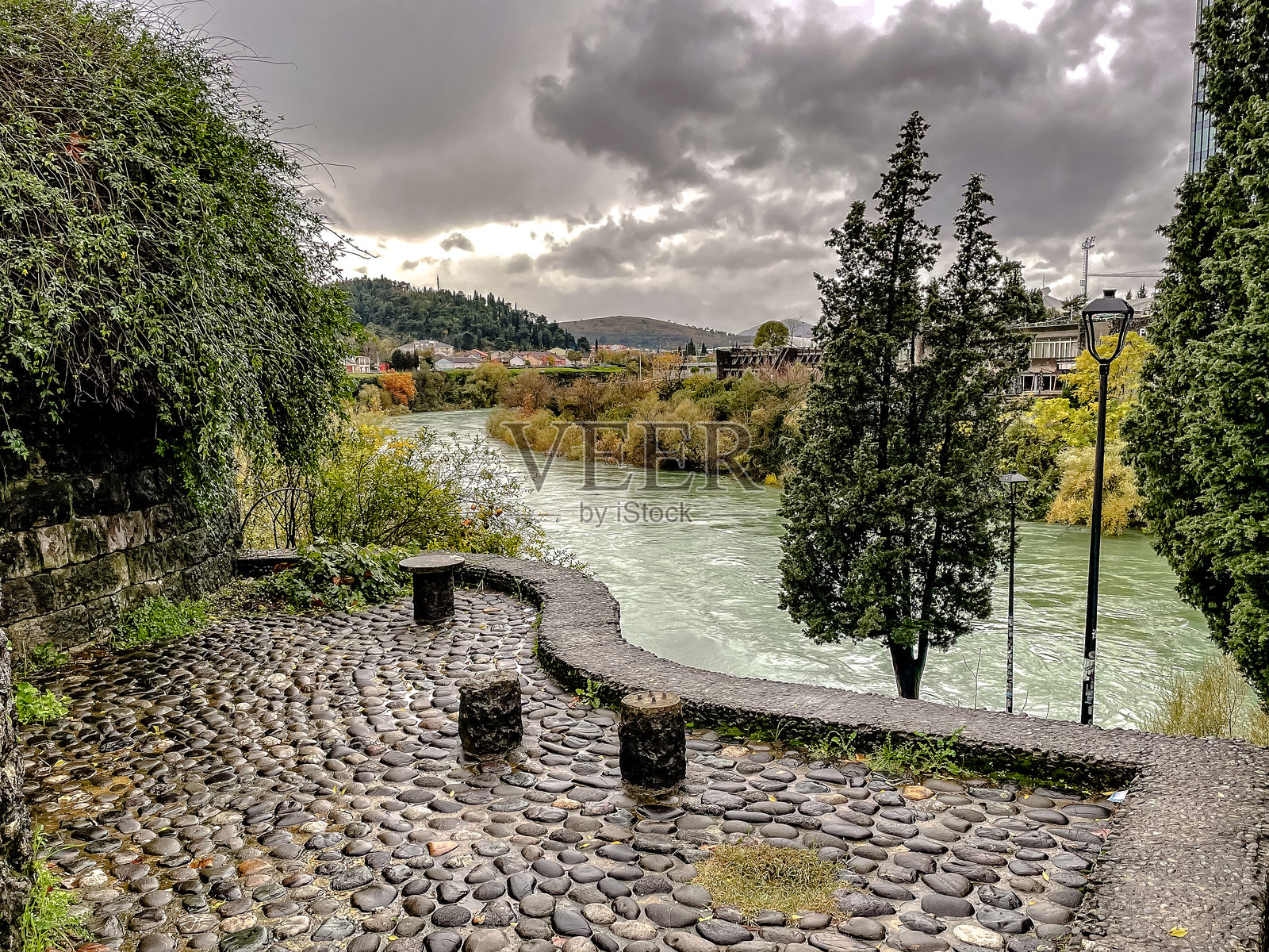 僻静的观景台，俯瞰着郁郁葱葱的河湾和秋叶照片摄影图片