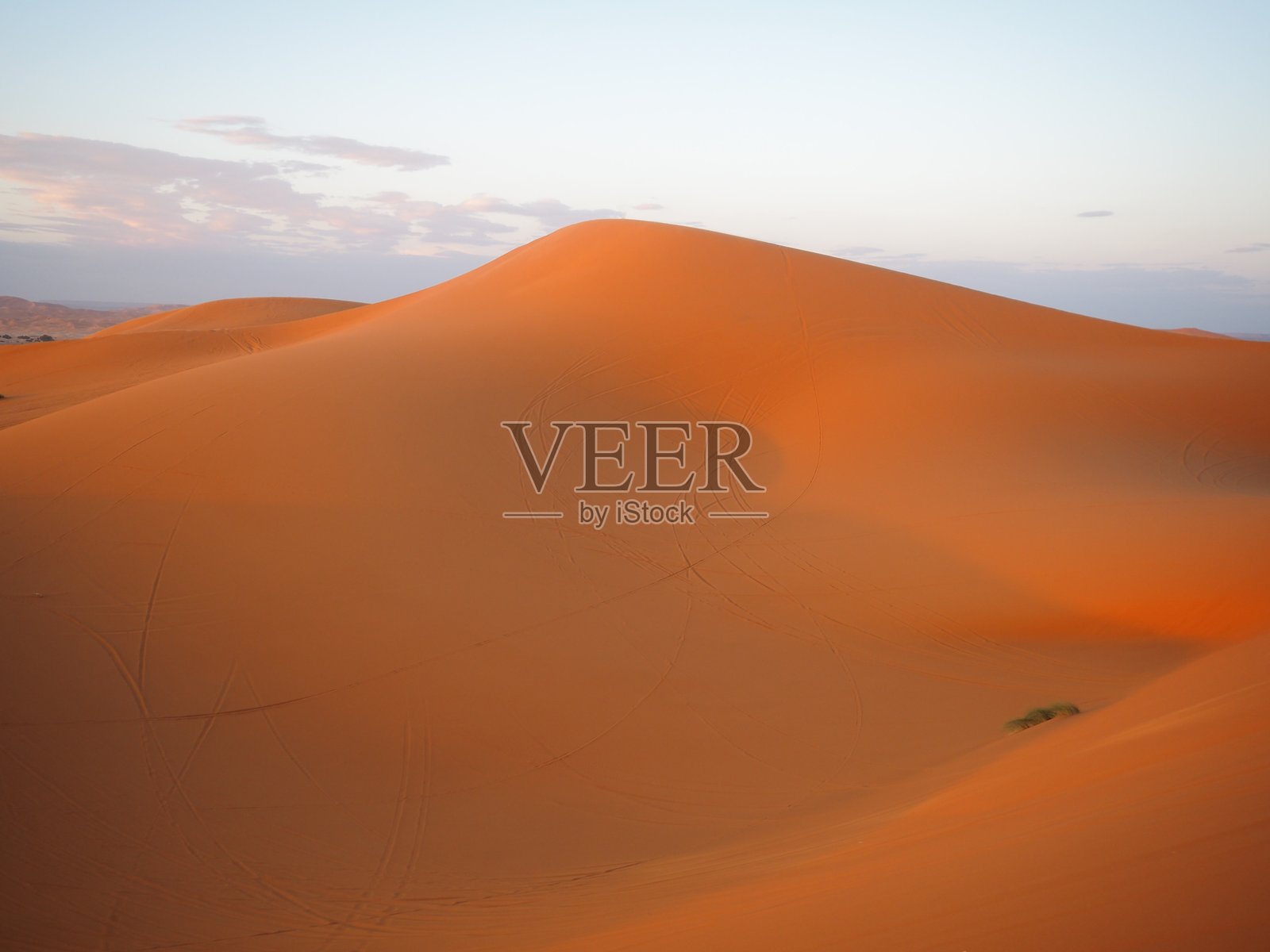 日落时撒哈拉沙漠梅尔祖卡橙色沙丘。高查比沙丘。沙漠风光。摩洛哥旅行。照片摄影图片