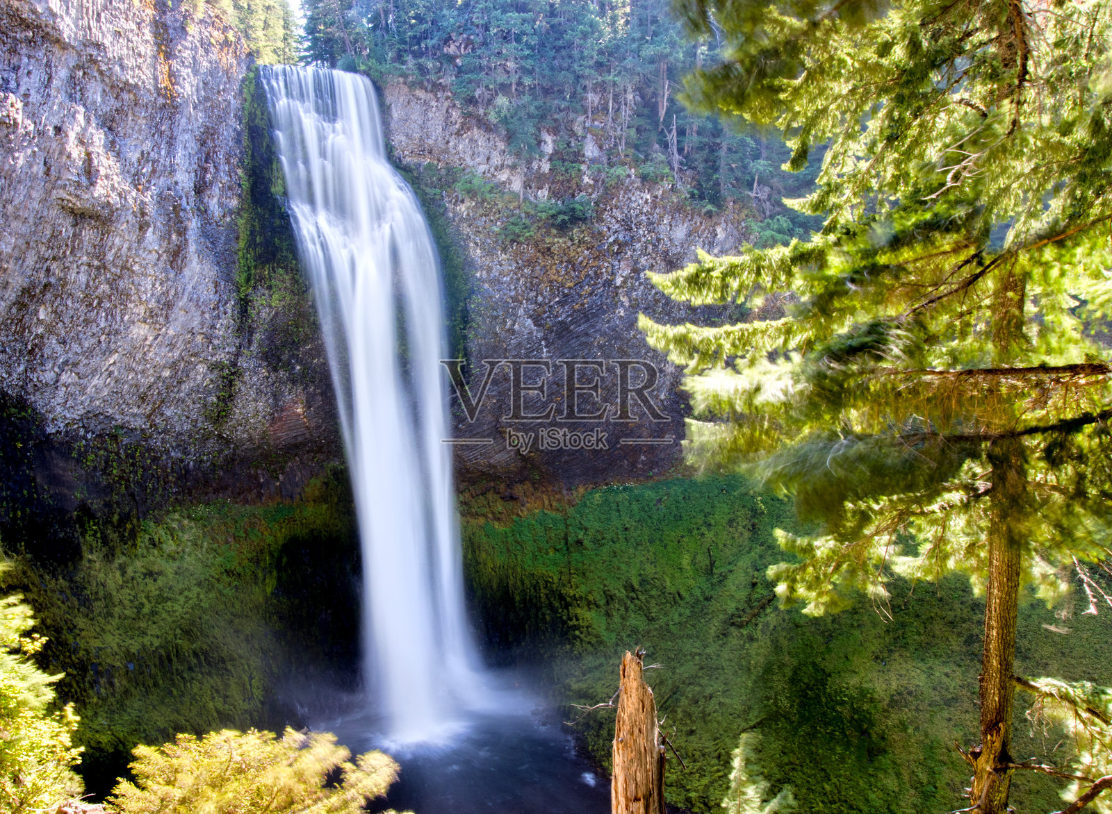 盐溪瀑布照片摄影图片