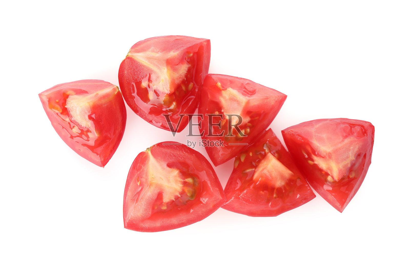 成熟的红色番茄块，孤立在白色背景上，俯视照片摄影图片