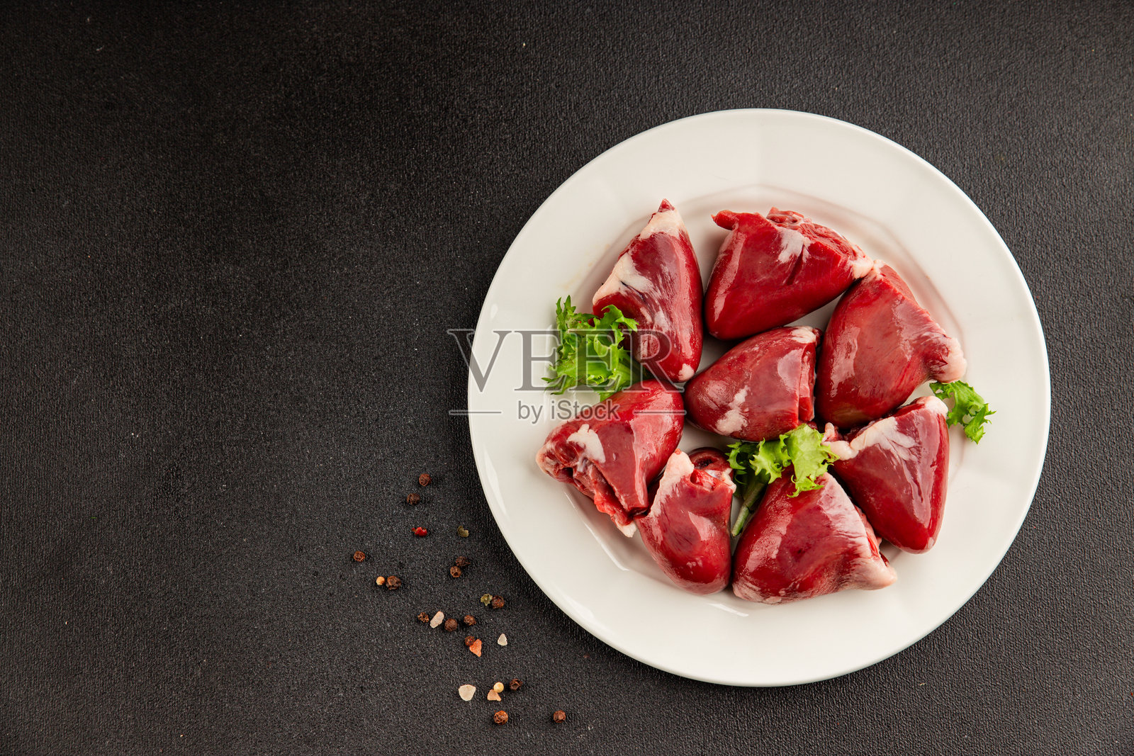 火鸡心内脏肉，美味小吃，新鲜美味的美食，桌面背景，乡村食物，俯视，复制空间照片摄影图片