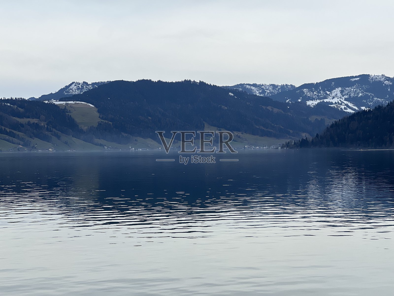 瑞士亚格里湖（Ägerisee 或 Ageri Lake），位于瑞士楚格州照片摄影图片