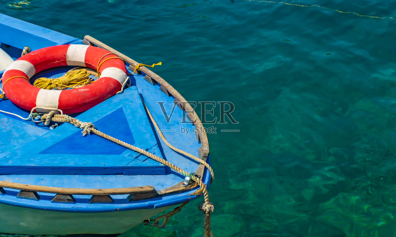 希腊西米岛，渔船与救生圈在海景背景下的特写照片摄影图片