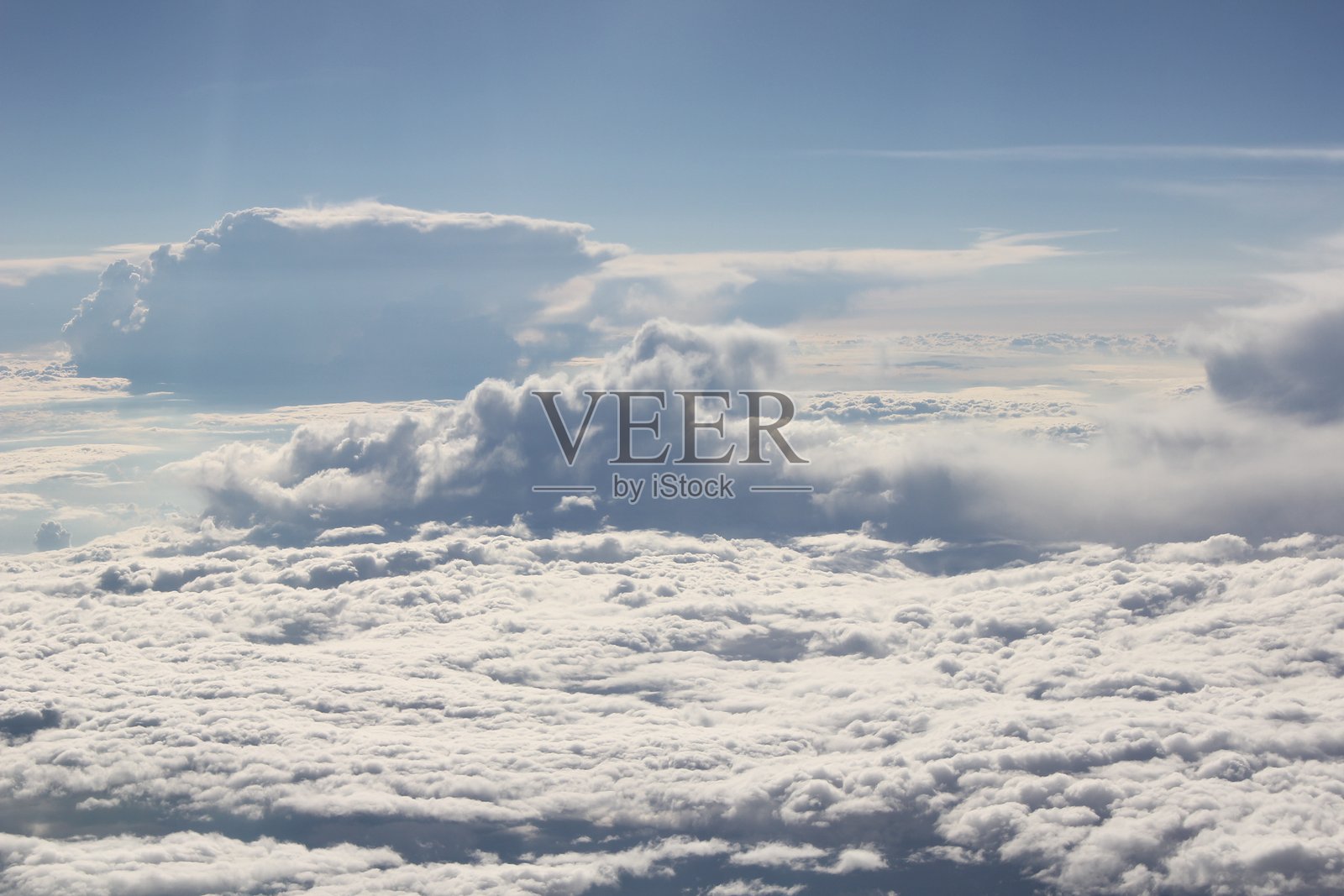 从飞机窗户看到的航拍视角，下方是厚厚的云层，呈现出壮丽的云景。照片摄影图片