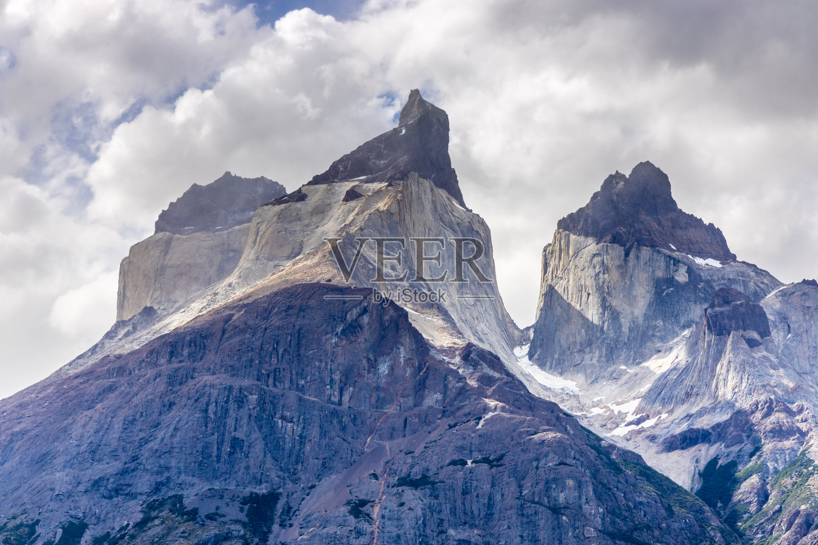 巴塔哥尼亚山脉百内塔徒步路线，壮丽的山峰照片摄影图片