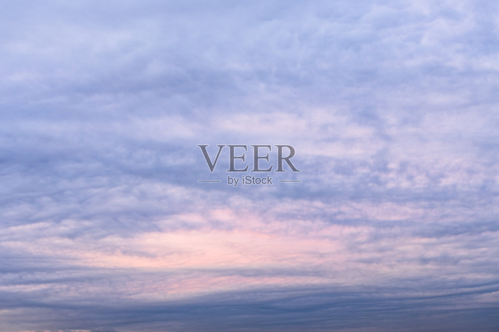 秋日寒冷黄昏时分，蓝粉相间的云彩天空照片摄影图片