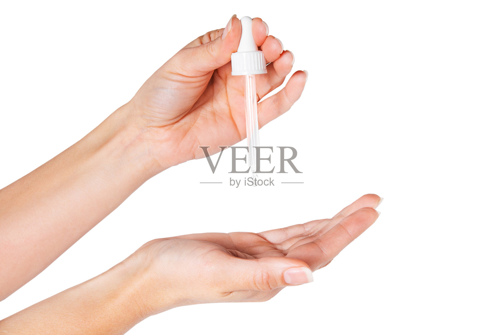 一名女性的手将化妆油滴在手掌上，背景为白色，孤立。面部、身体和头发护理。照片摄影图片