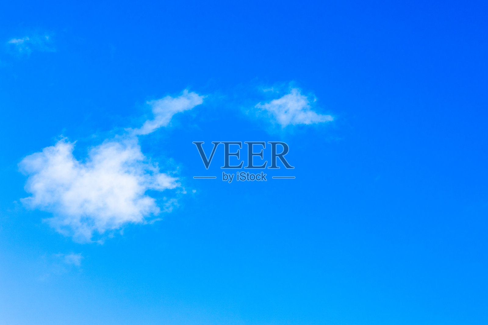 晴朗秋日，碧空如洗，白云朵朵照片摄影图片