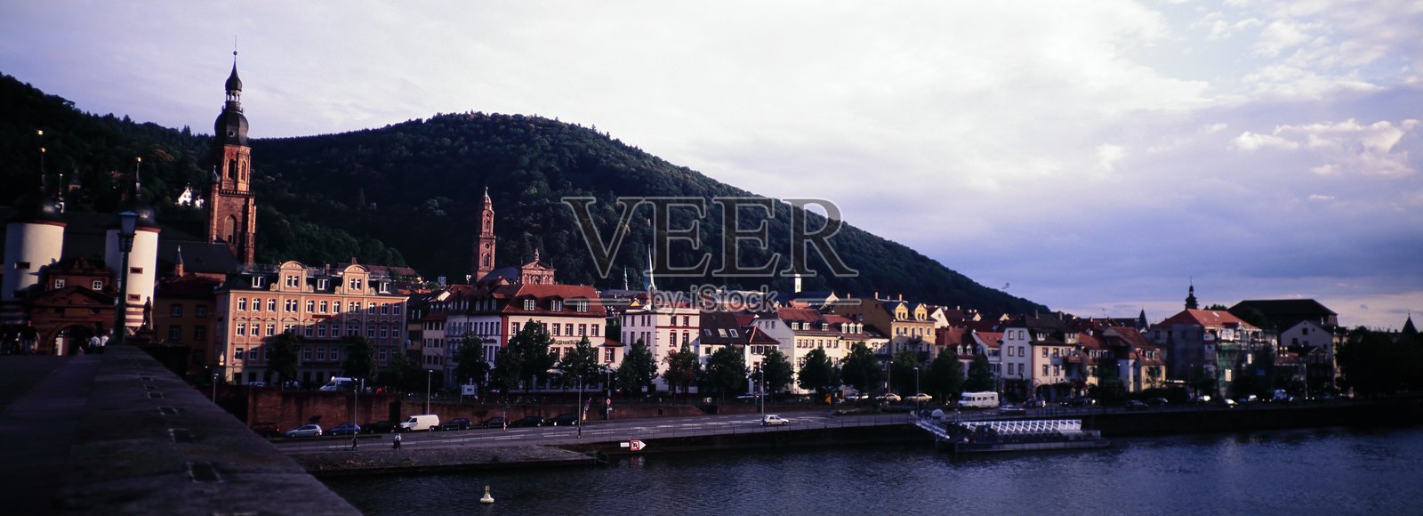 2000年代的德国海德堡老桥、圣灵教堂和内卡河全景照片摄影图片