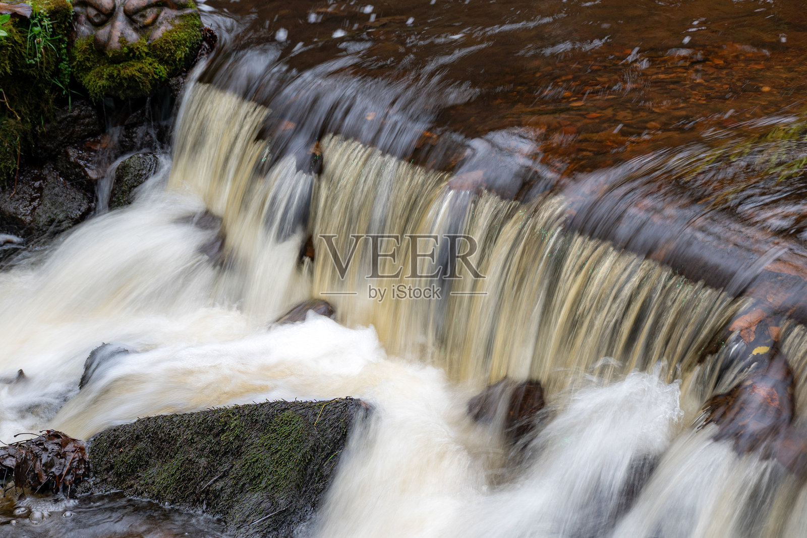 拉脱维亚梅尔杰鲁佩伊耶里库磨坊秋季景观，十一月自然风光，小湍河流瀑布的长曝光景象照片摄影图片