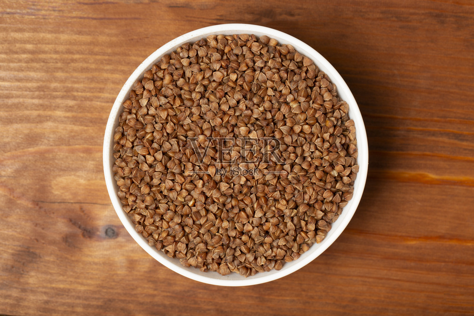 荞麦。深色背景上的荞麦粒。照片摄影图片