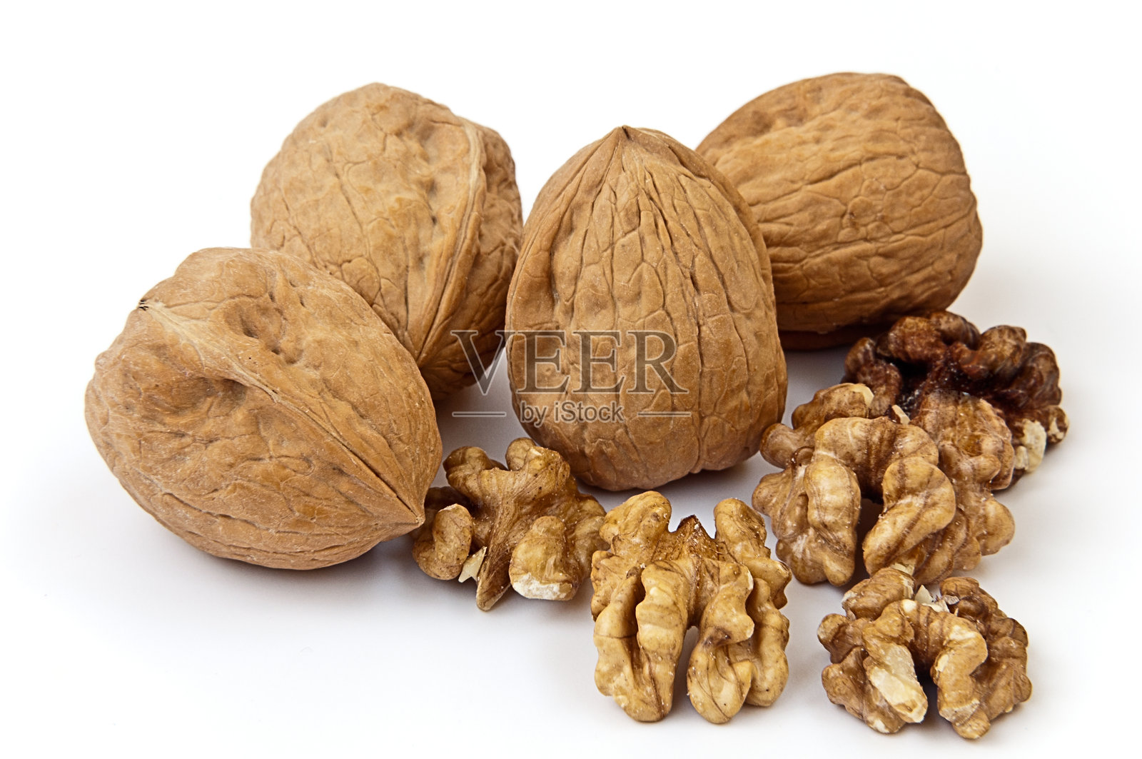 白色背景上的几颗核桃照片摄影图片