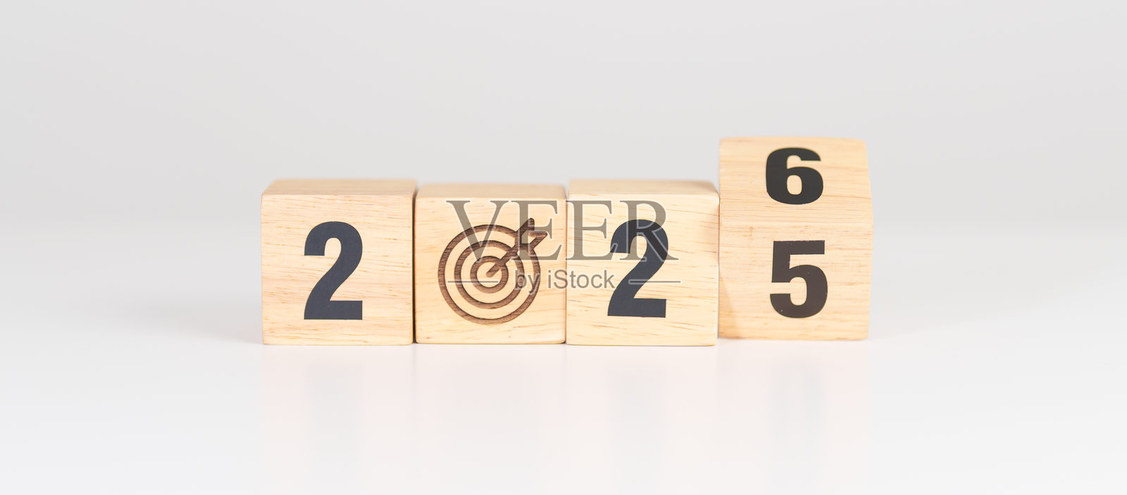 2025年变为2026年，带有飞镖靶图标。目标、靶子、决心、策略、计划、行动、使命、动力和新年伊始的概念照片摄影图片