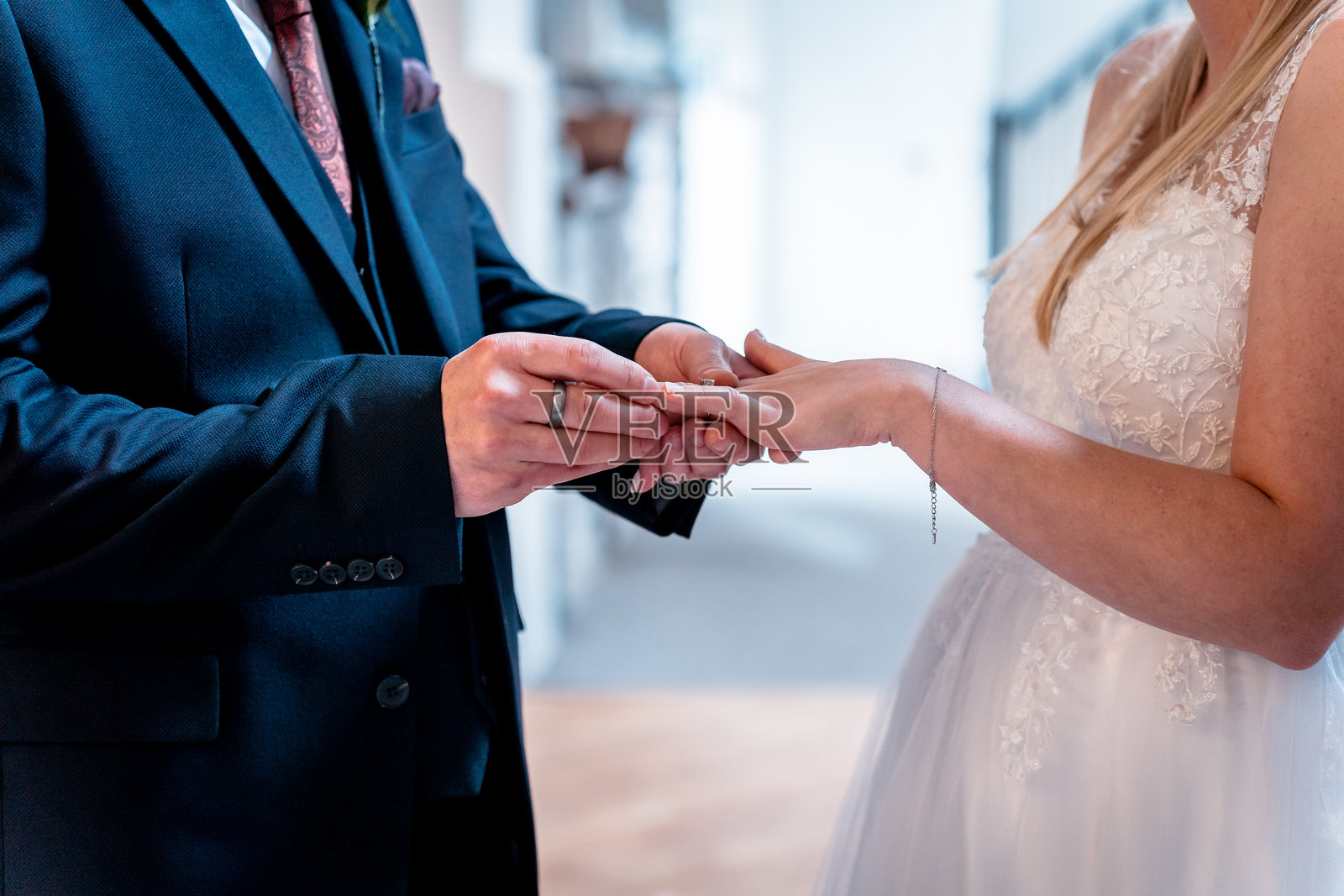 新人正在婚礼仪式上交换戒指照片摄影图片