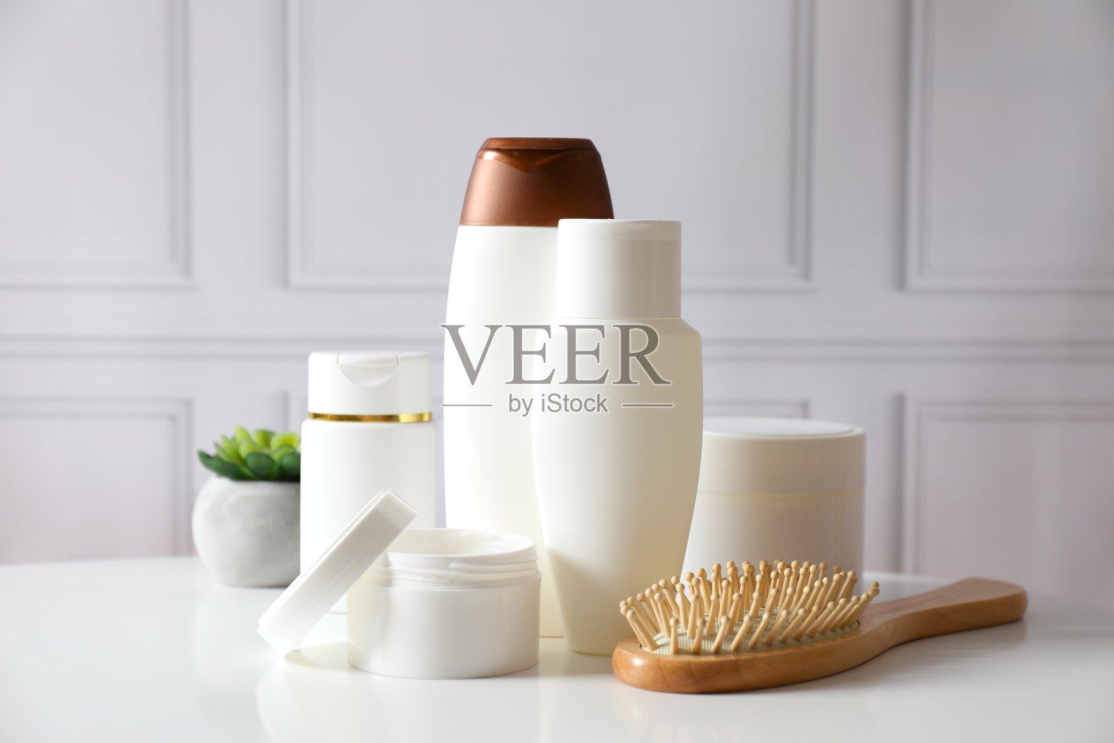 桌子上的个人卫生用品照片摄影图片