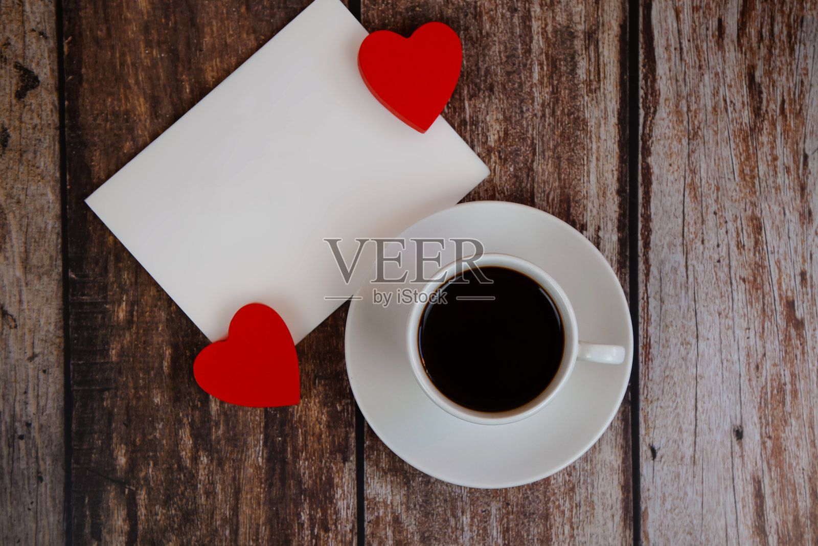 情人节概念，木质背景上的咖啡杯和心形。俯视角度，平面布置。照片摄影图片