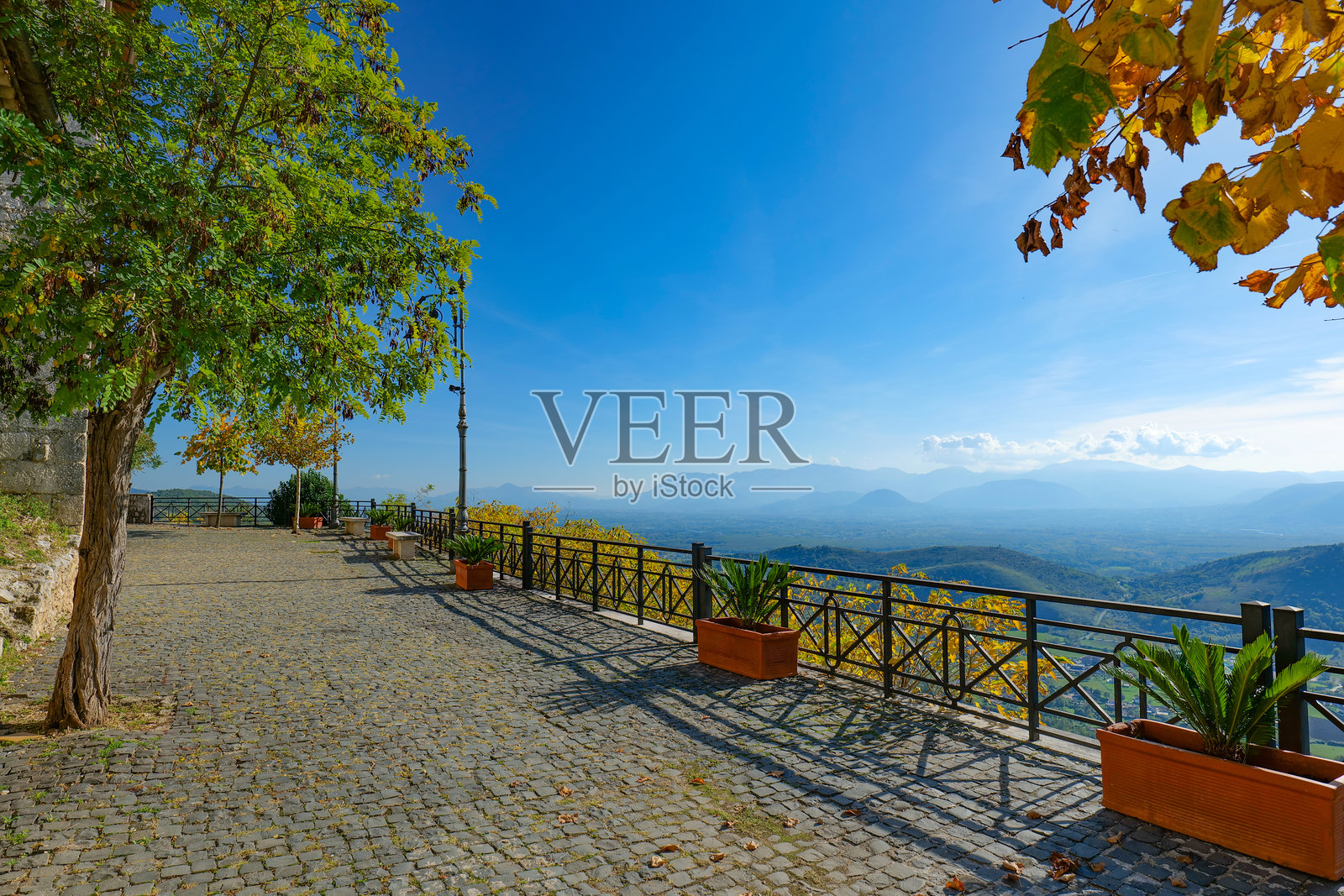 意大利拉齐奥地区中世纪的罗卡达尔切村庄。照片摄影图片