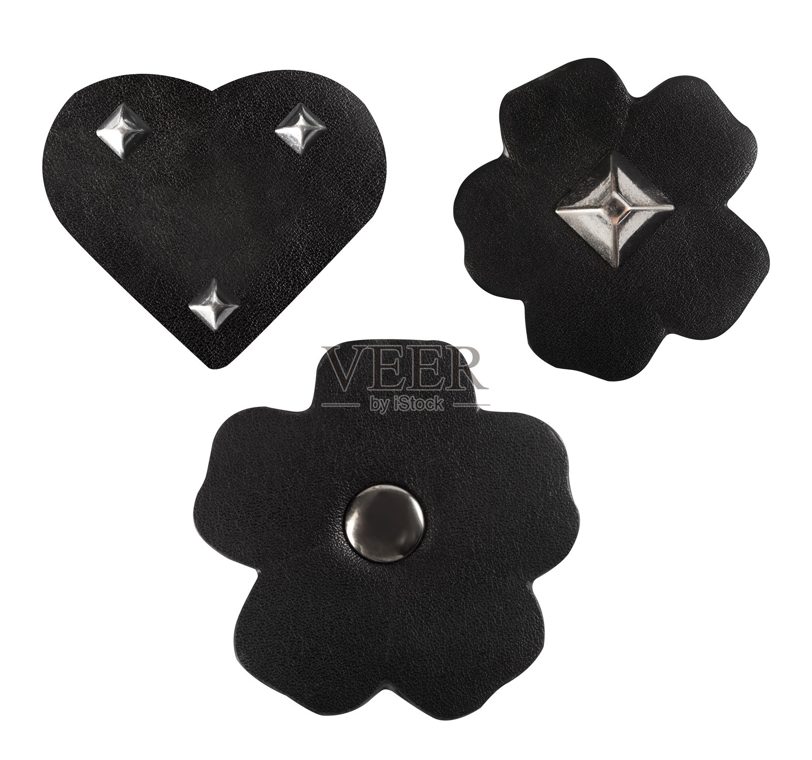 白色背景下孤立的皮革花朵和心形吊坠或镶嵌物的照片。照片摄影图片