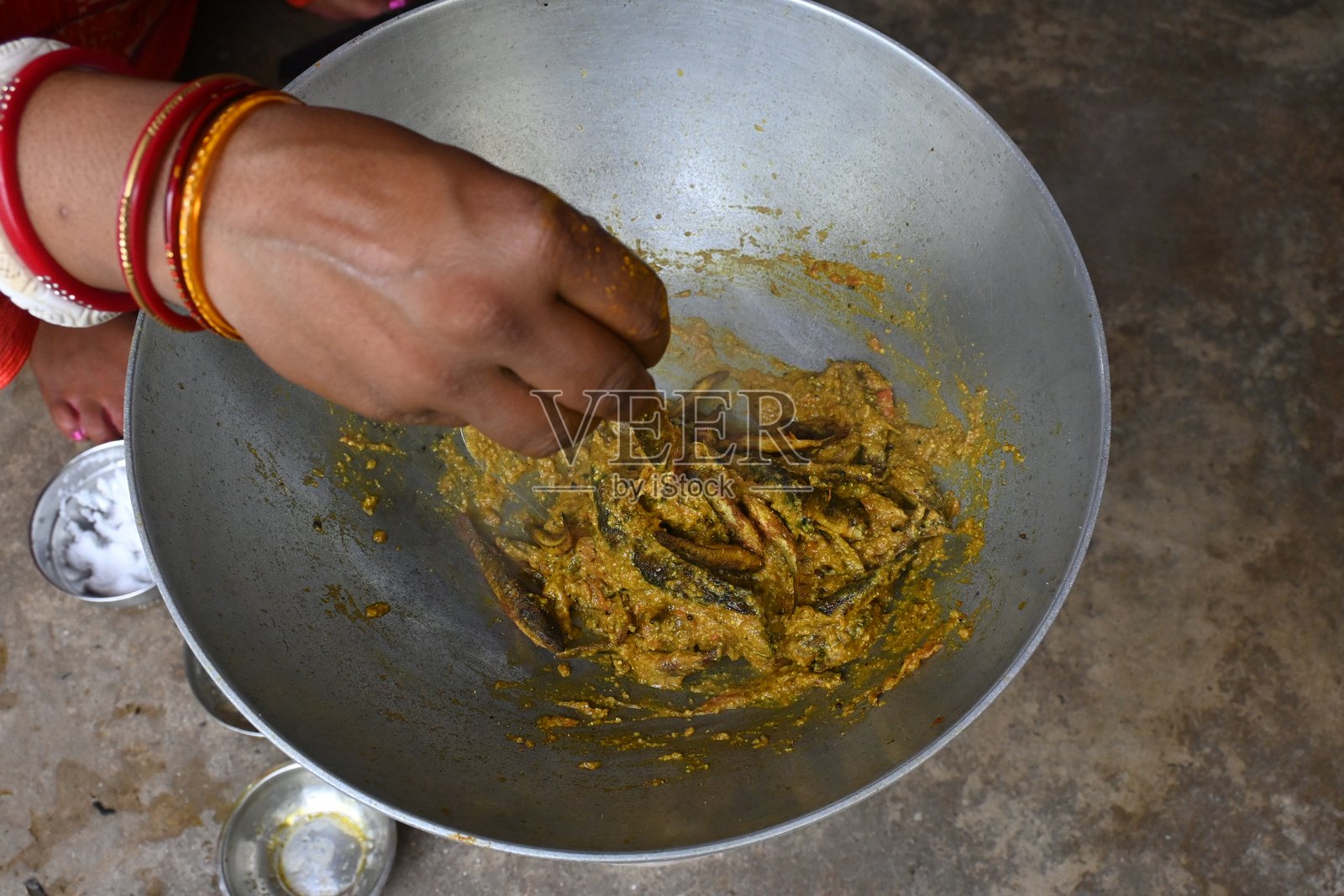 小蛇头鱼或东方蛇头鱼咖喱。照片摄影图片