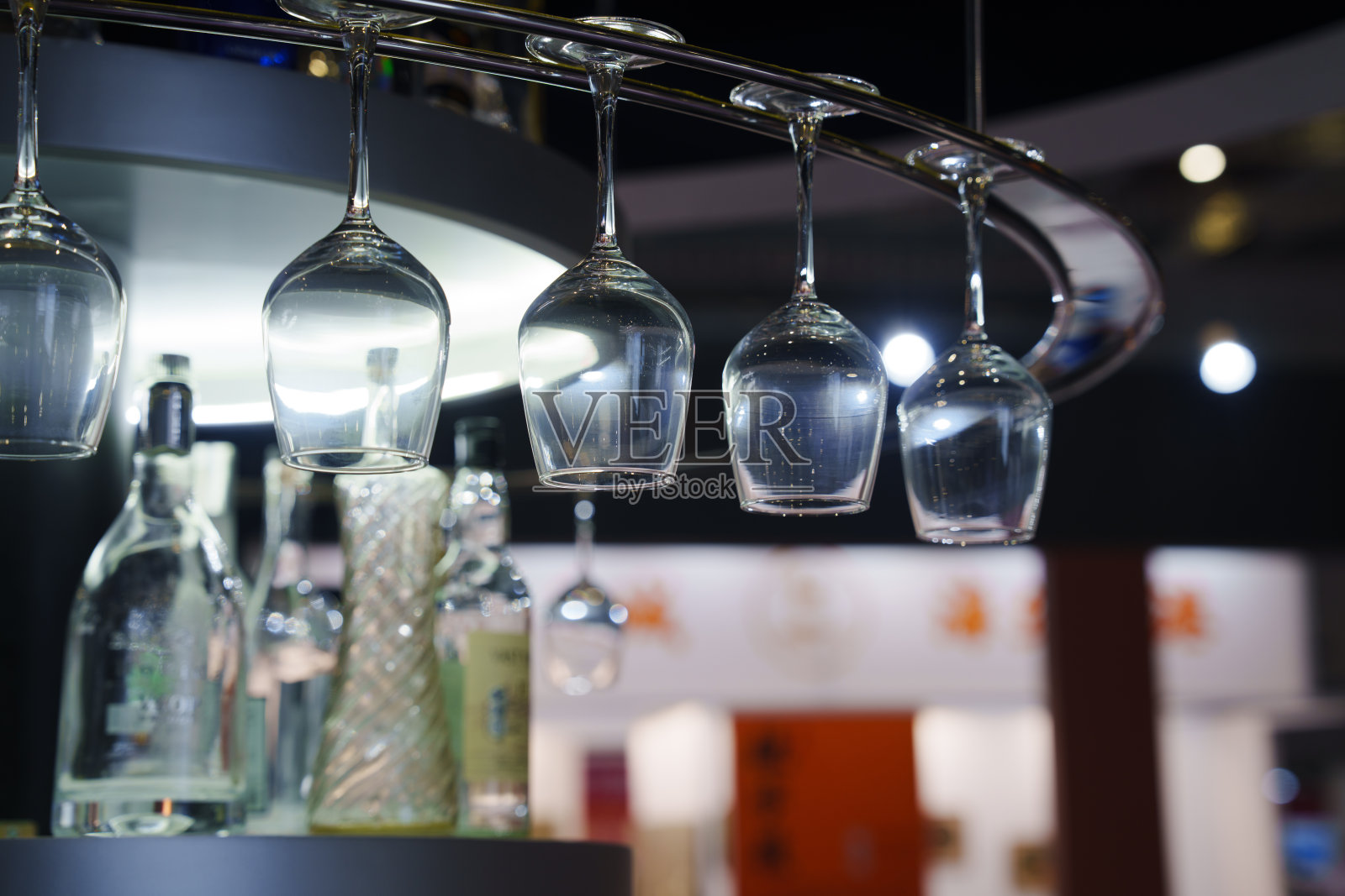 酒吧里悬挂的葡萄酒杯特写照片摄影图片