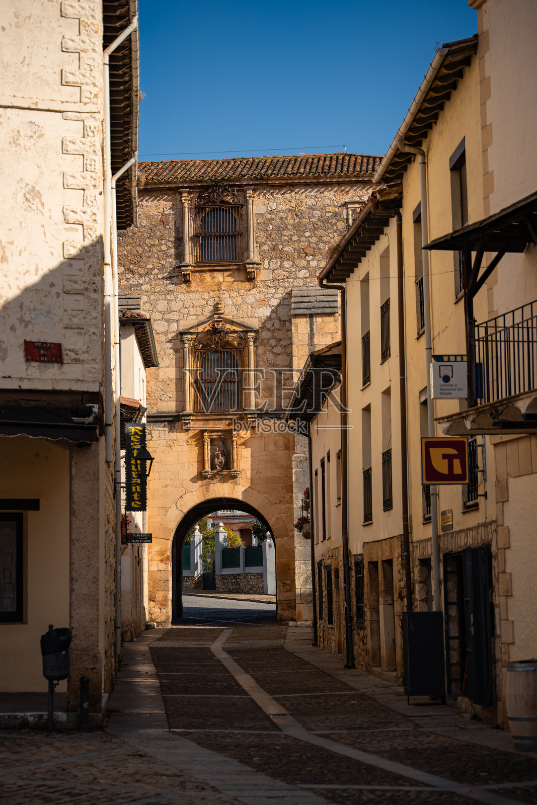 西班牙布尔戈斯迷人的中世纪村庄科瓦鲁维亚斯和历史悠久的乌拉卡女爵塔楼照片摄影图片