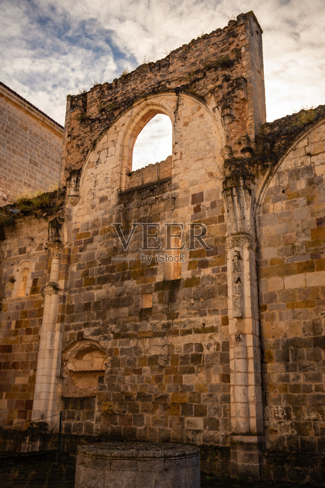 西班牙布尔戈斯圣佩德罗德阿拉萨修道院雄伟的罗马式和哥特式遗址照片摄影图片