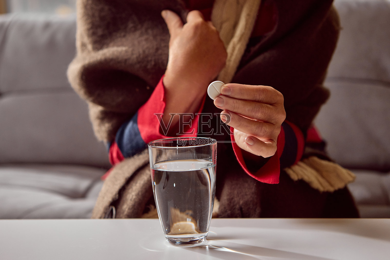 一位年长女性在家中用泡腾片准备药饮照片摄影图片