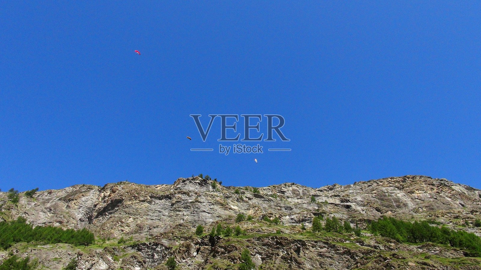 马特洪峰小镇上空的滑翔伞照片摄影图片