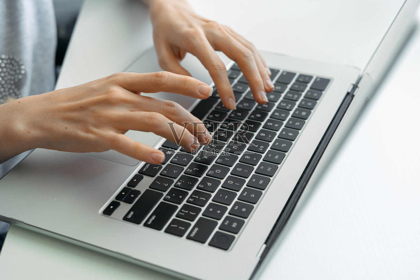 现代工作空间中手在笔记本键盘上打字照片摄影图片