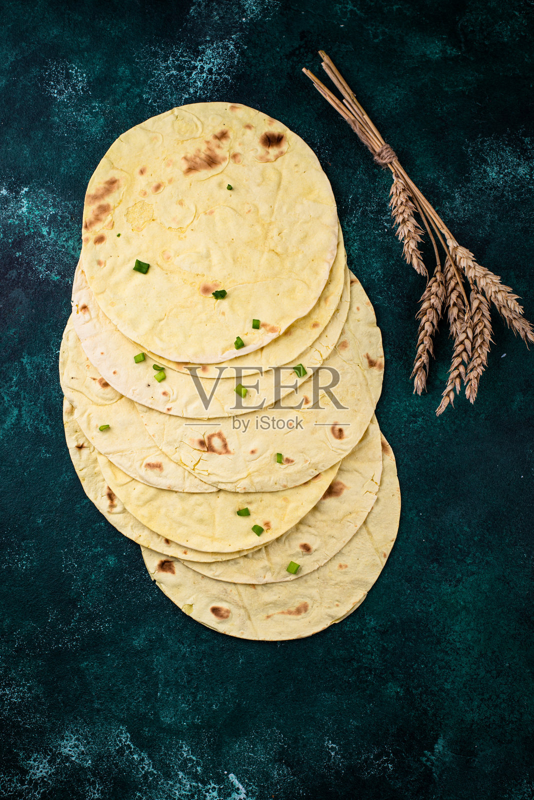 绿色背景上的拉瓦什薄饼照片摄影图片