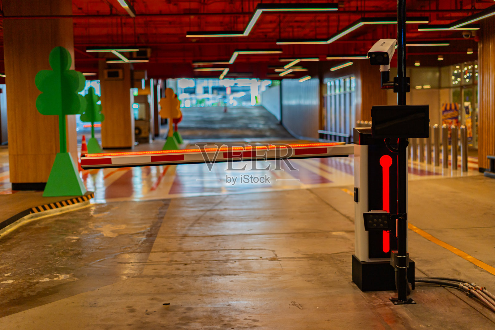 停车场入口处的道闸照片摄影图片