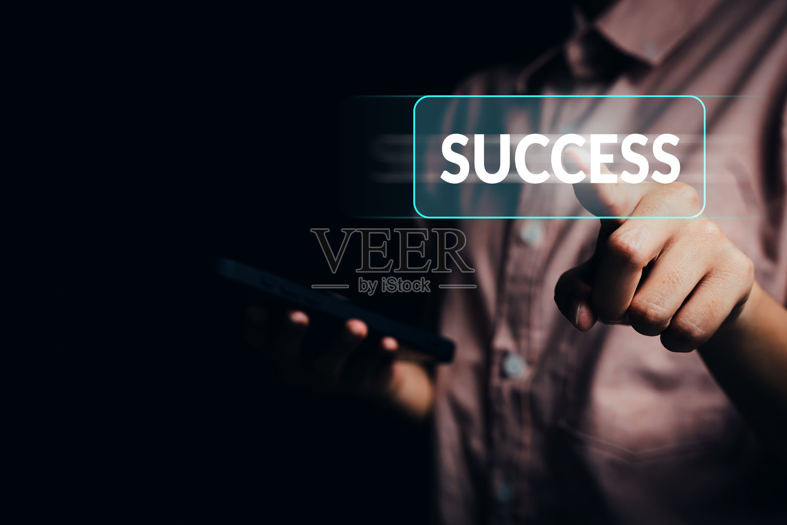 手按压带有智能手机的虚拟成功按钮，商业成就、目标设定、激励、在线结果、初创企业增长、专业成功概念照片摄影图片