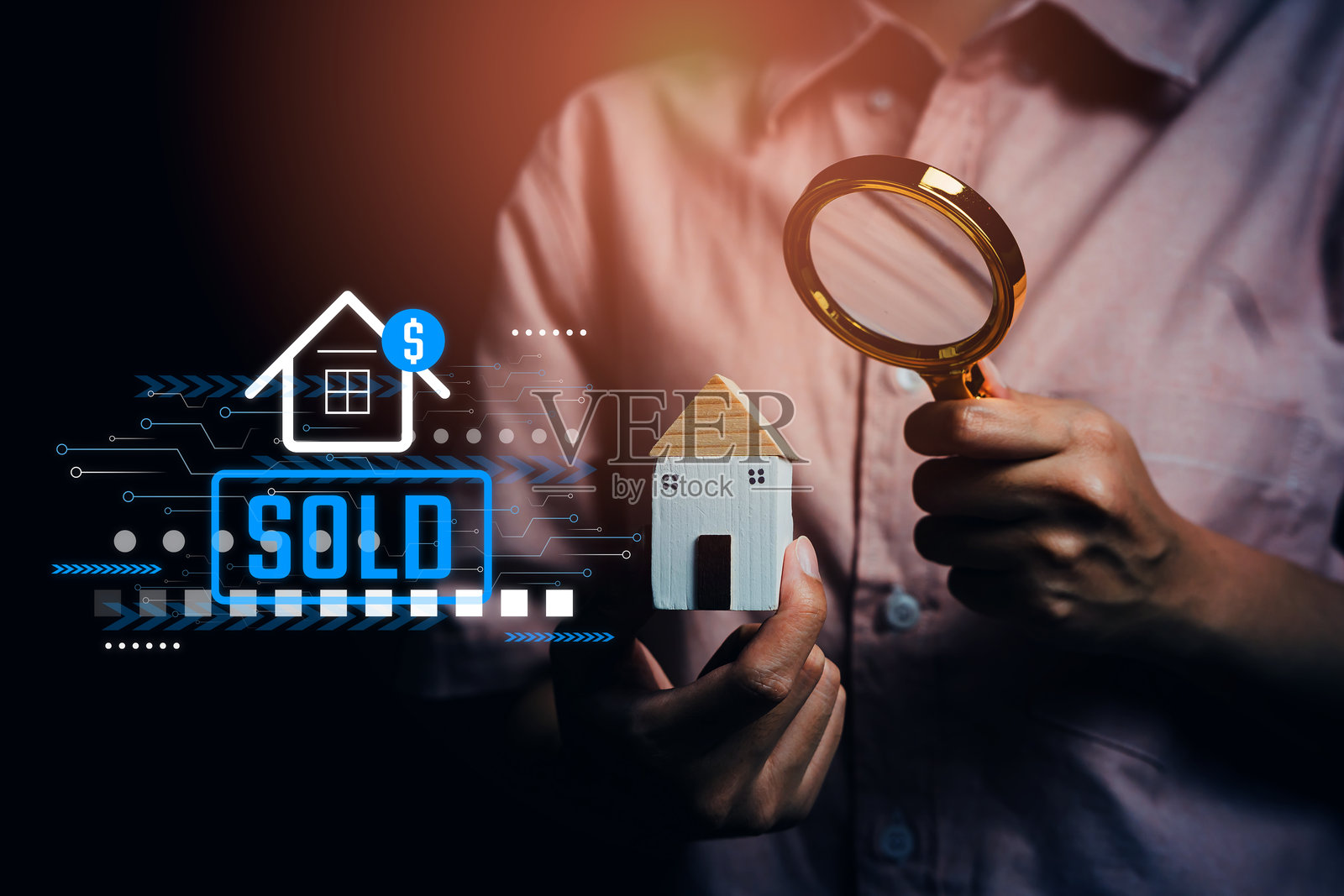 手持小型房屋模型和放大镜，带有已售图标，房产估价，房地产投资，购房决策，市场分析，房产销售概念照片摄影图片