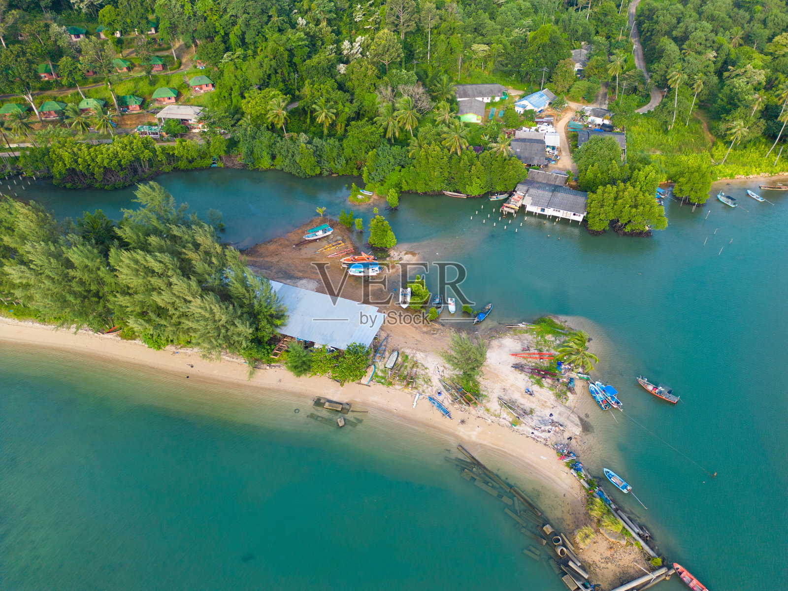 从上方俯瞰，热带海滩雨林岛屿宁静的绿松石色海洋和椰子棕榈树。照片摄影图片
