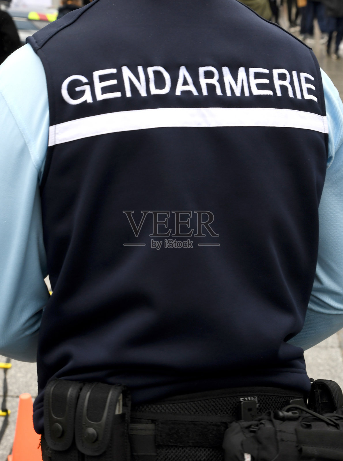 一名法国宪兵，背影照片摄影图片