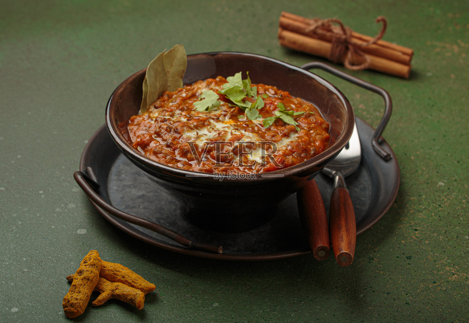 盛在碗里的奶油芫荽达尔玛卡尼，配有香料，是印度的传统菜肴照片摄影图片