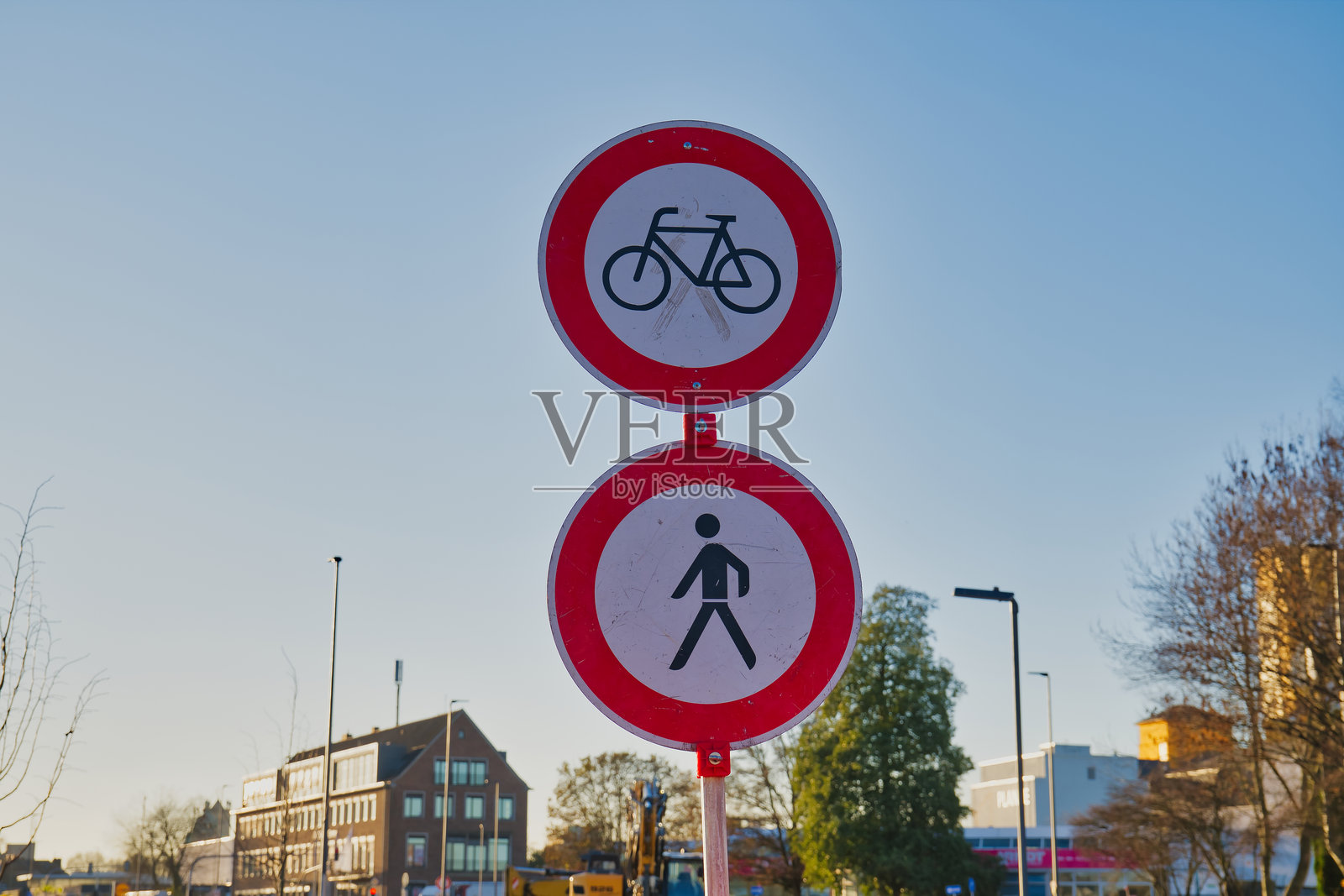 晴朗的阳光日，德国诺伊斯市的自行车和行人标志照片摄影图片