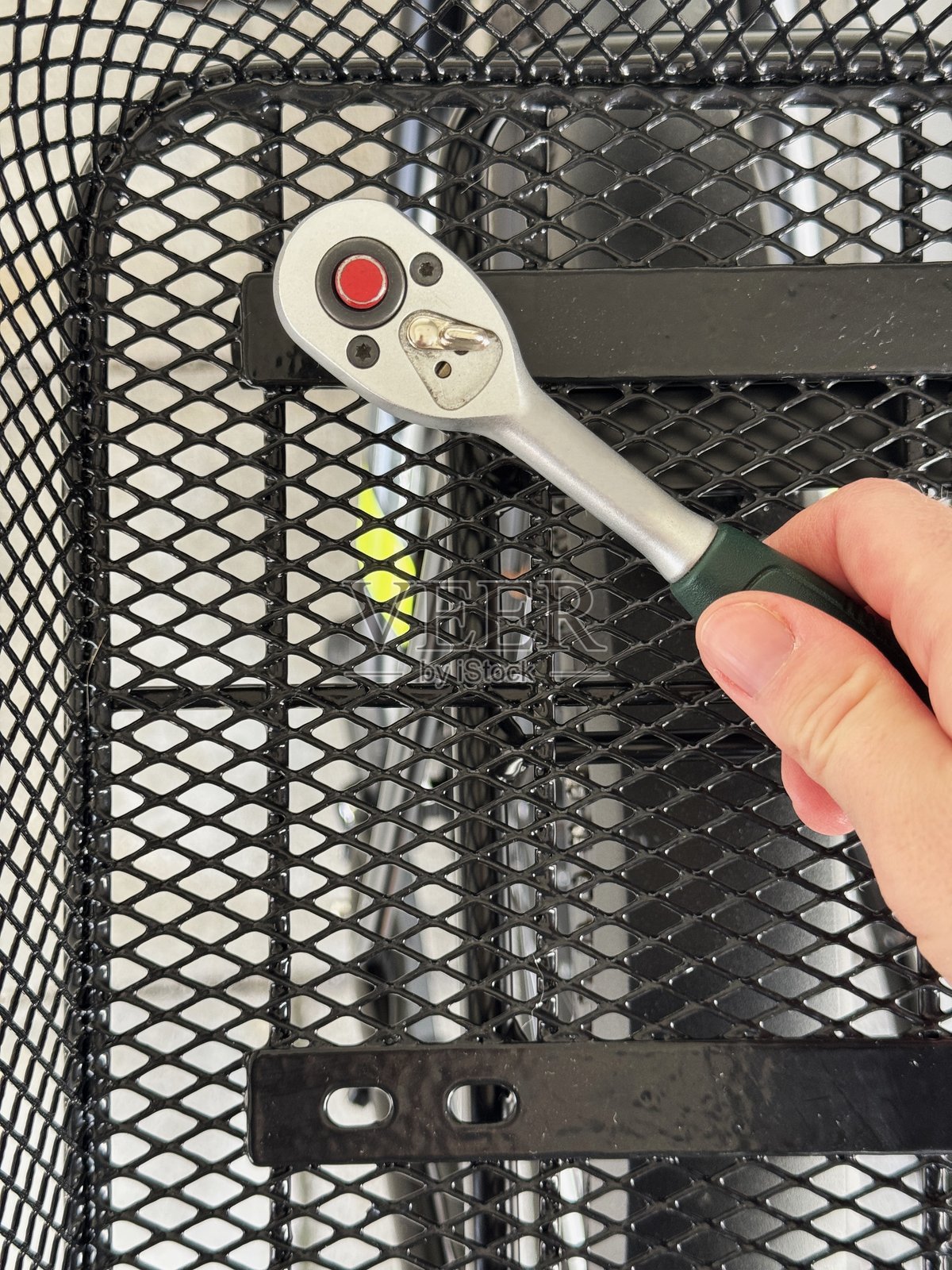 使用棘轮扳手固定螺栓照片摄影图片