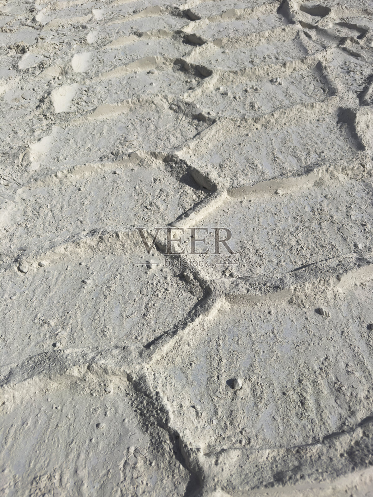 轮胎印在尘土飞扬的地面上，越野车脚印的自然纹理照片摄影图片