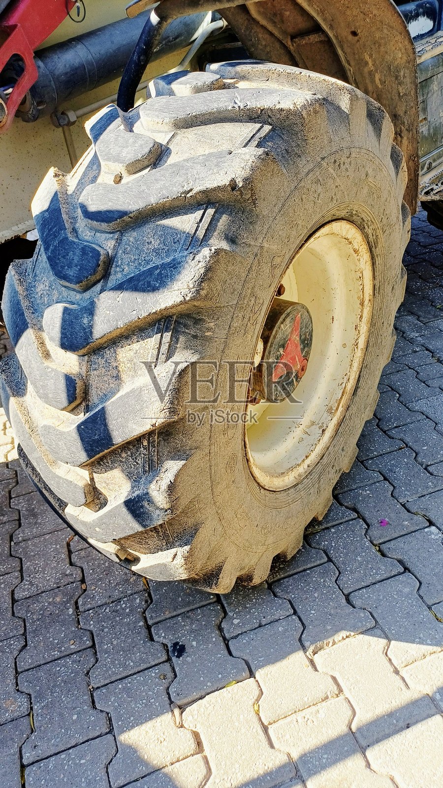 大型工程机械的轮胎照片摄影图片