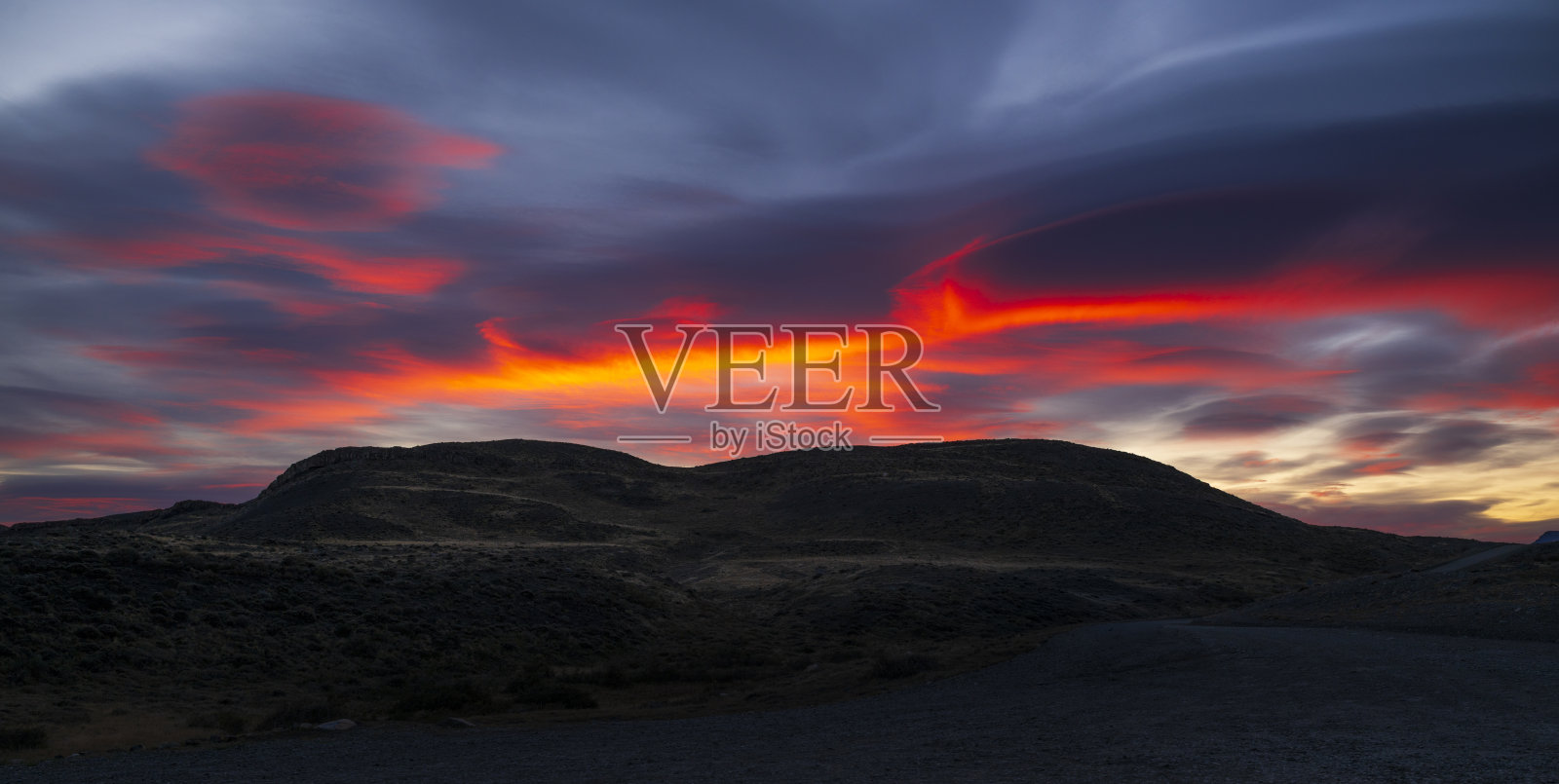 百内国家公园的戏剧性日出照片摄影图片