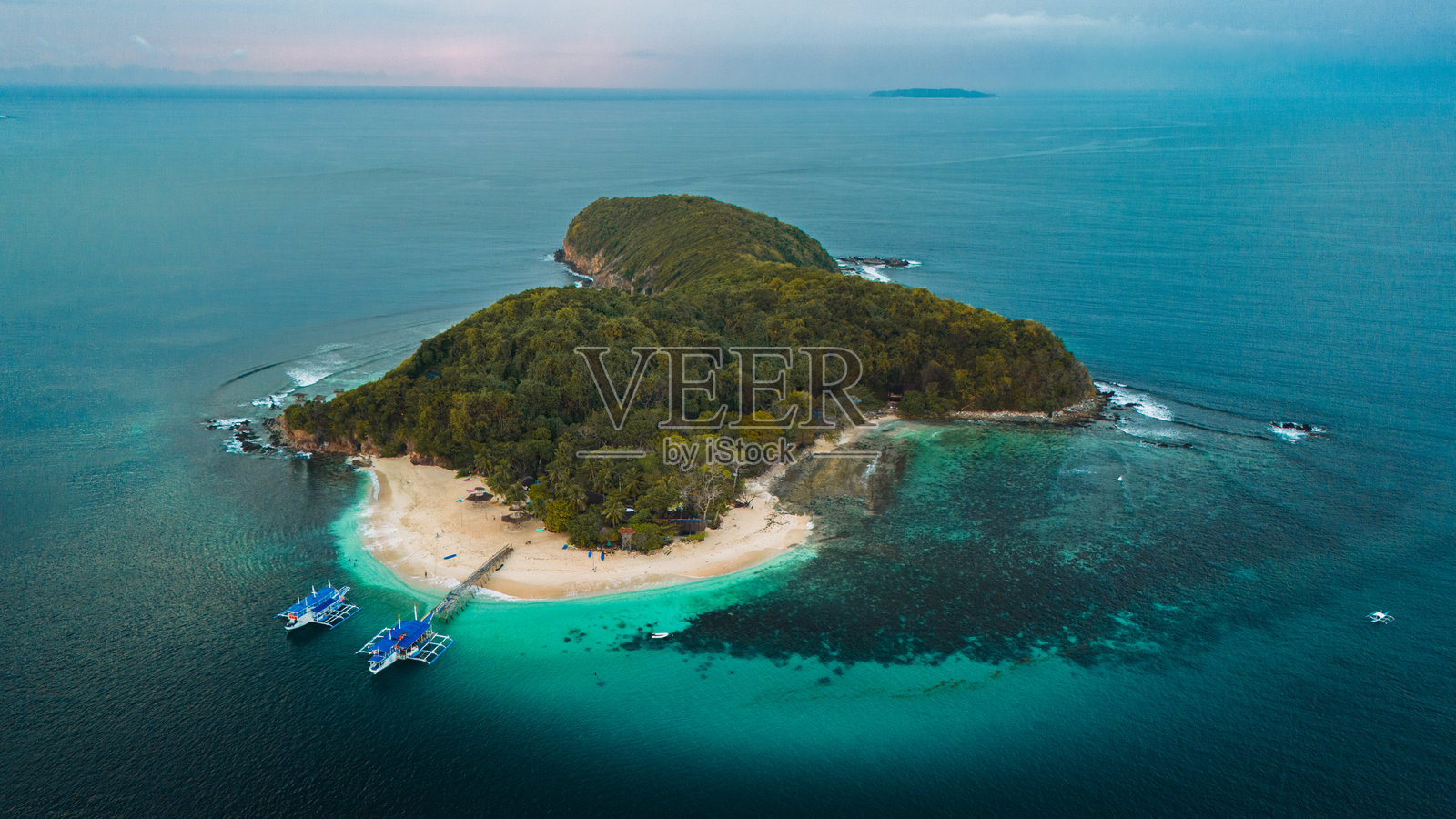 拥有白色沙滩和清澈海水的偏远热带岛屿照片摄影图片