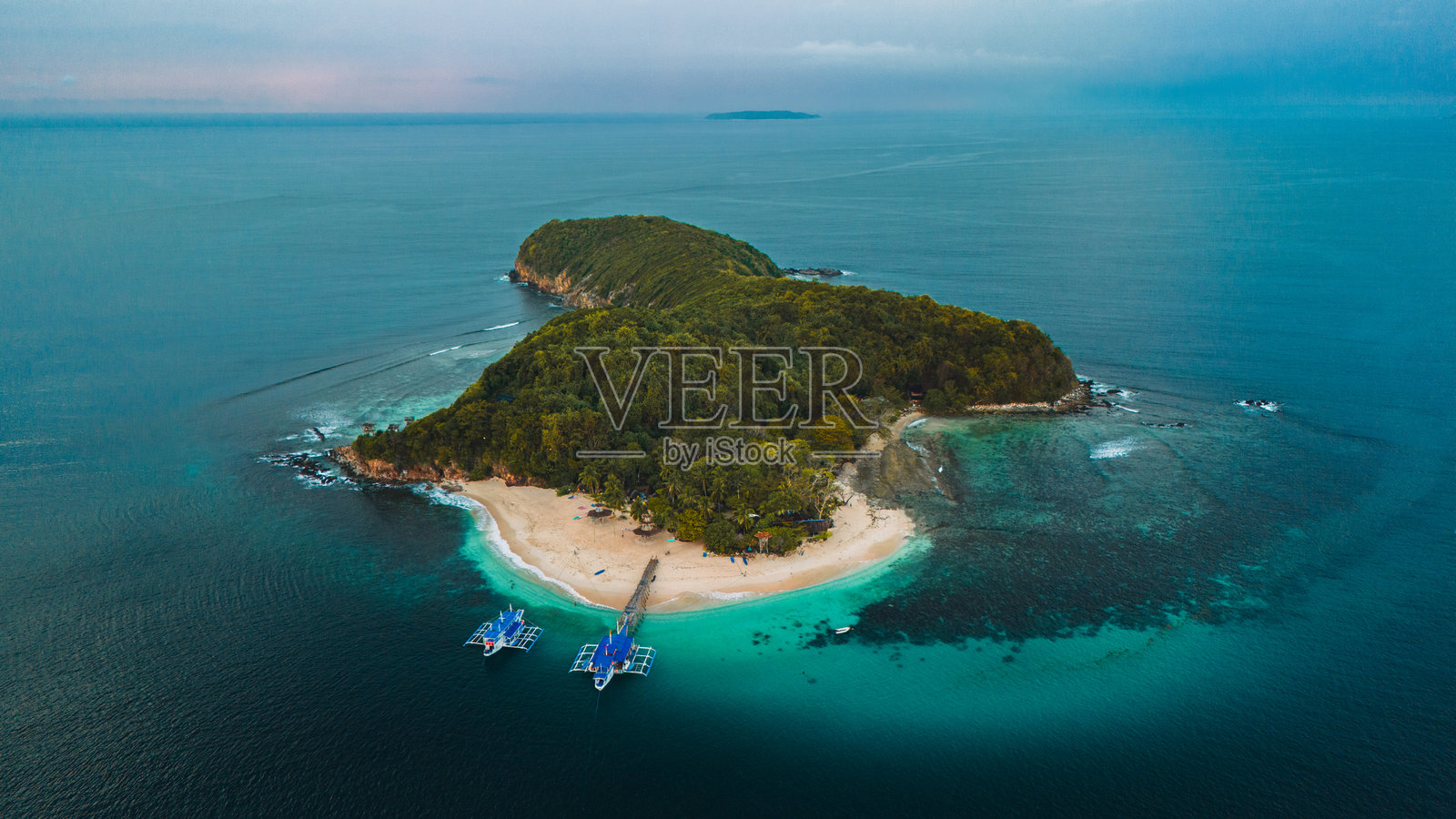 拥有白色沙滩和清澈海水的偏远热带岛屿照片摄影图片