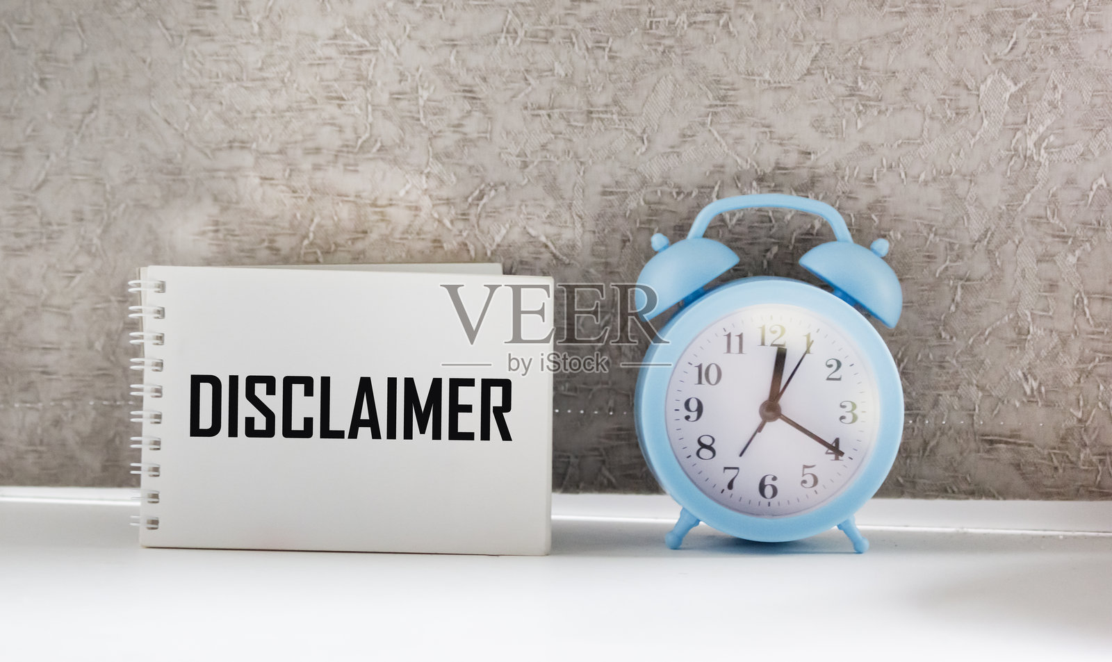 躺在键盘上的免责声明白纸照片摄影图片